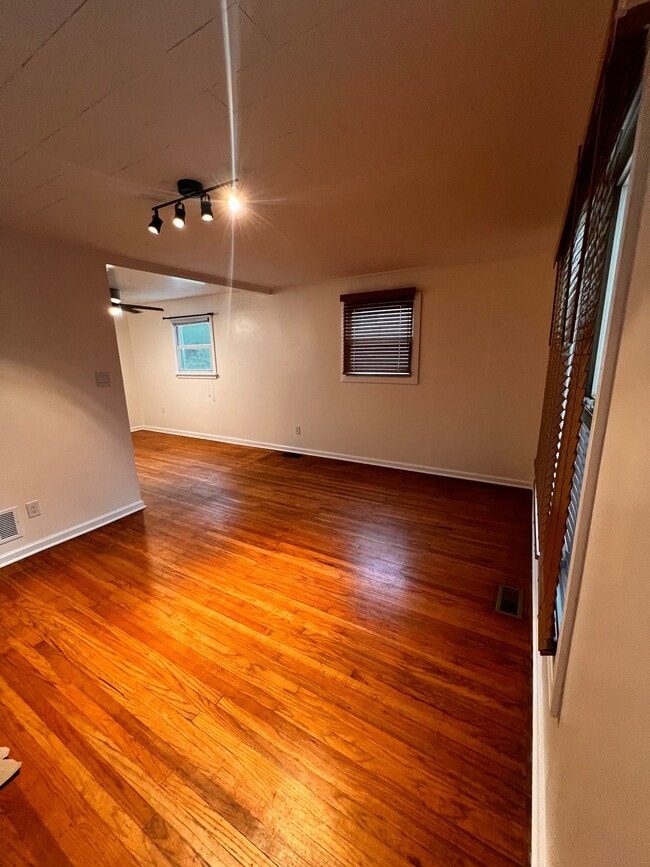 Building Photo - 736 Cedar Dr