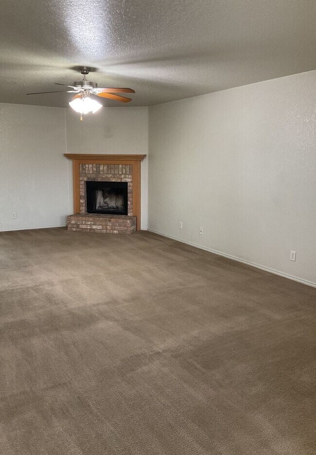 Foto del edificio - NEW IN MANAGEMENT - AVAILABLE NOW!