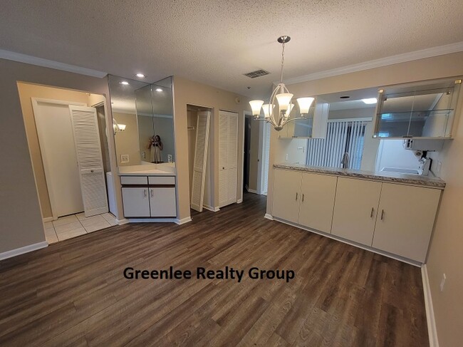 Building Photo - Updated 1st floor condo – 2 Bed/2 Bath- Ga...