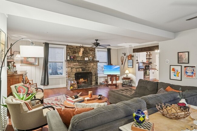 Building Photo - 916 East End Rd