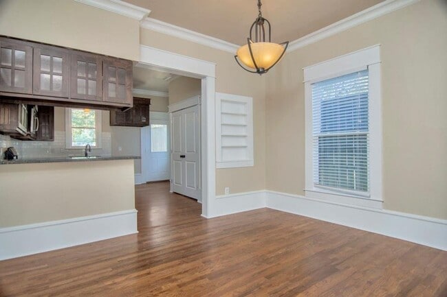 Foto del edificio - COMING IN APRIL! Darling Doll House is a must see!