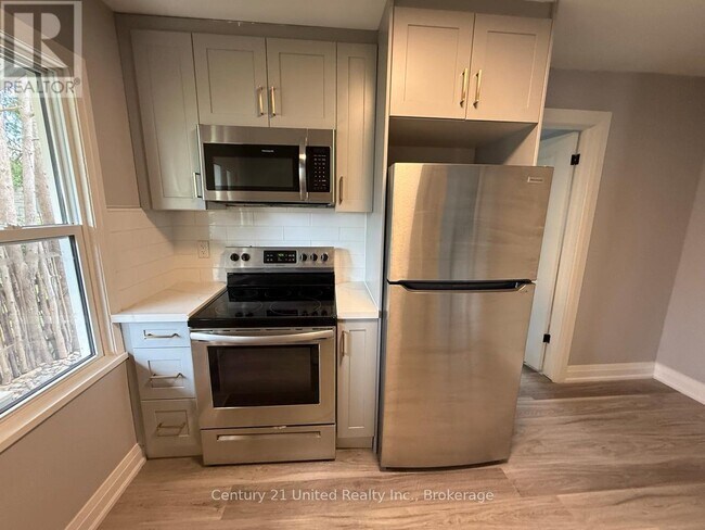 Photo du bâtiment - Modern 2.5 / 1 Bath Unit– All Utilities & Parking Included – $2,149/month