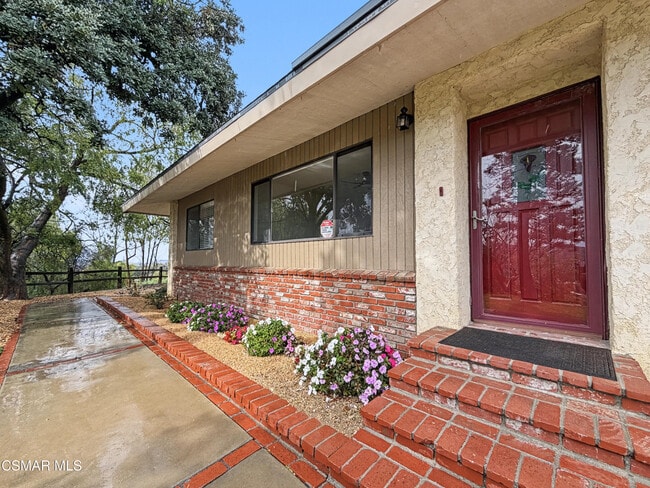 Foto del edificio - 2485 E Hillcrest Dr