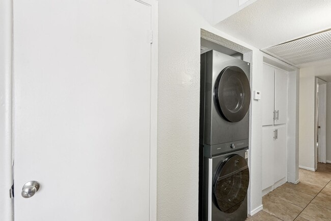 Building Photo - Woodridge Manor Apartments