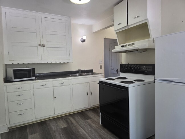 Building Photo - 1 Bedroom Apartment in the Heart of Applet...