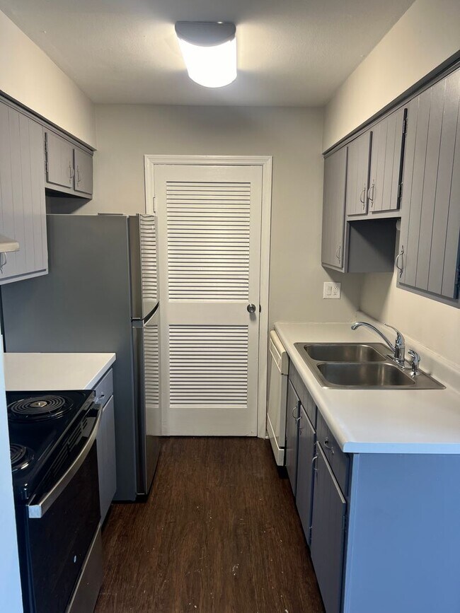 Foto del edificio - Spacious 2 bedroom/1.5 Bath Townhouse with...