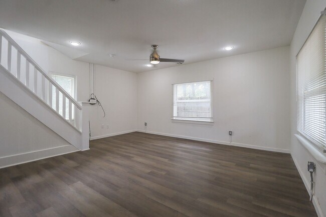 Building Photo - N Rosedale Ave Duplex