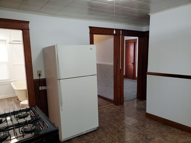 Building Photo - Spacious 3 Bedroom First Floor Webster Mas...