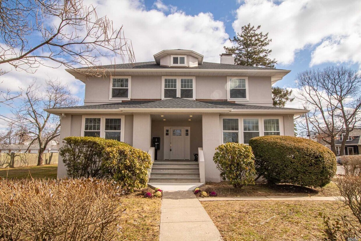 15 Saxon Ave Unit 2, Bay Shore, NY 11706 Room for Rent in Bay Shore