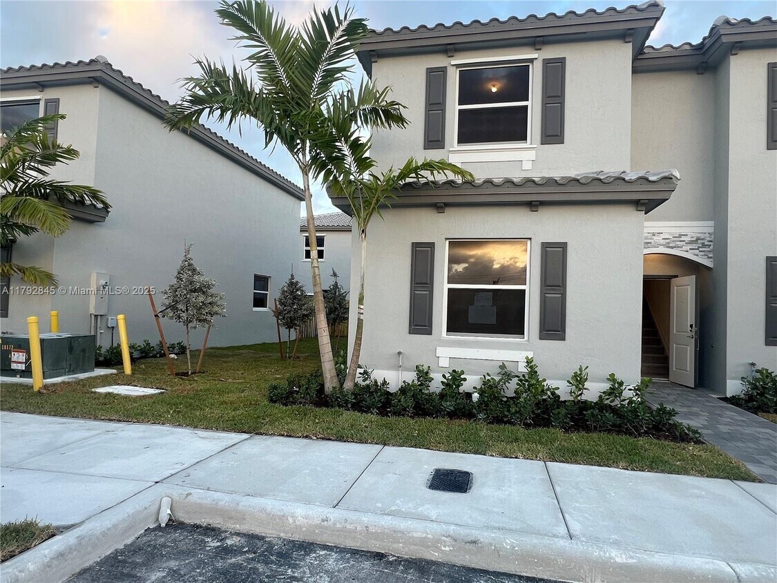 Foto principal - 106 NW 11th Ct