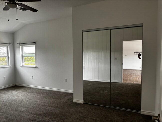 Building Photo - 240 Country Club Rd