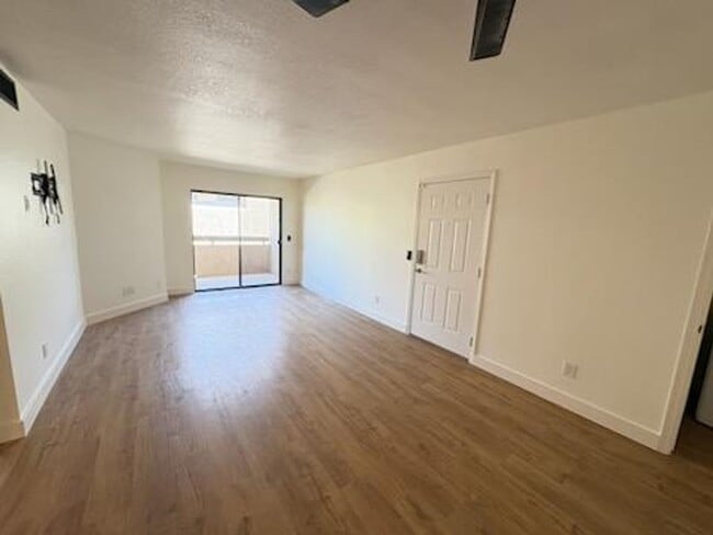 Building Photo - FREE RENT/EARLY ENTRY  1 bedroom 1 bath Beautiful Upstairs Unit in Prime Location