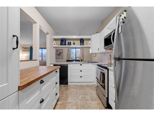 Foto del edificio - 4151 Boone Ave N