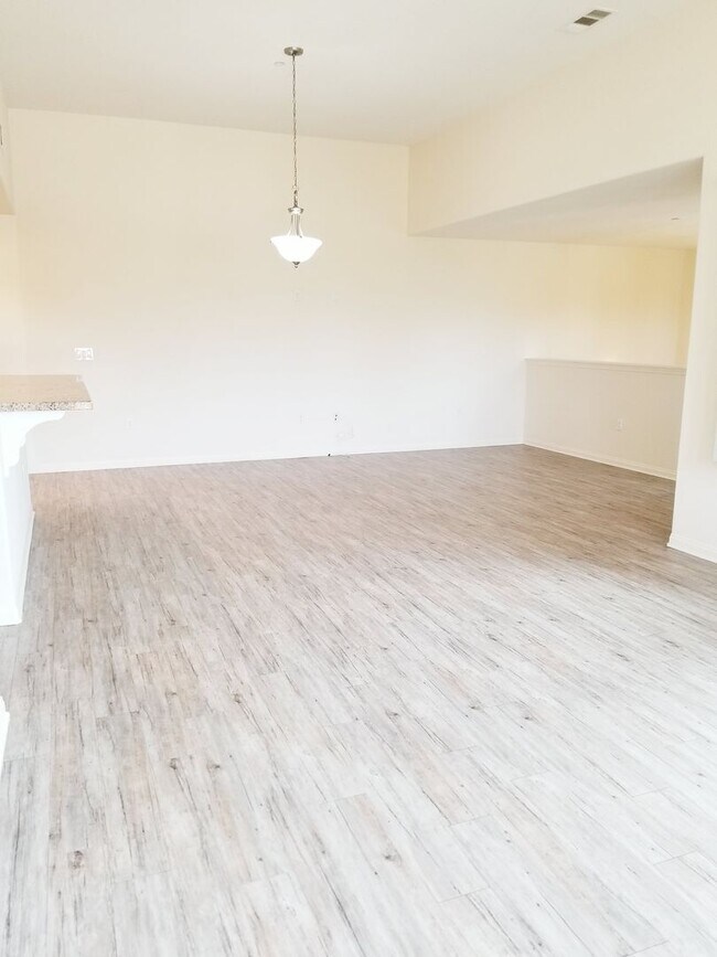 Foto del edificio - Spacious Condo 3 bedrooms, 2 bathrooms Built 2016