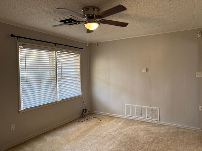 Building Photo - 2 bedroom, 1 bath ready to call home TODAY!