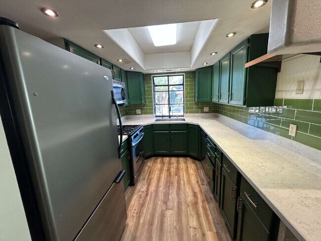 Foto del edificio - "Charming 2-Bed Townhouse Oasis with 2.5 Baths in Prime Las Vegas Location!"