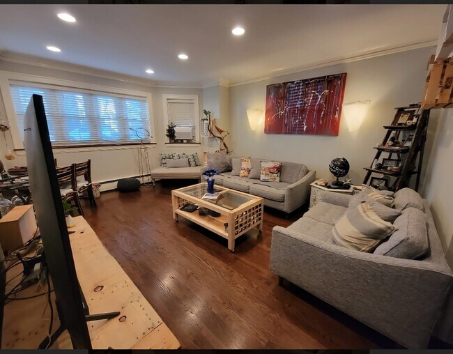 Foto del edificio - 7523 N Claremont Ave