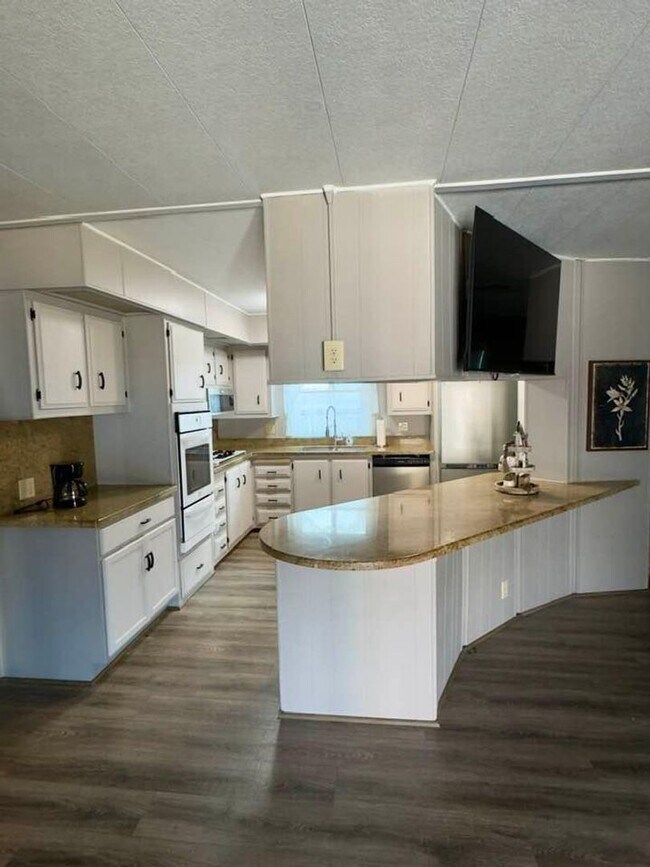 Foto del edificio - Short term furnished (Owner occupies for two months sometime between September 1st. & May 30th.)
