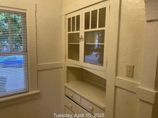 Building Photo - 1 Bedroom, 1 Bath Unit Available Now!