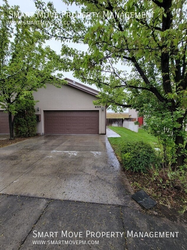 Primary Photo - Spacious Three Bedroom Close to Shopping