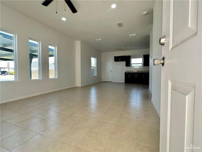 Foto del edificio - 14 Rafael Dr