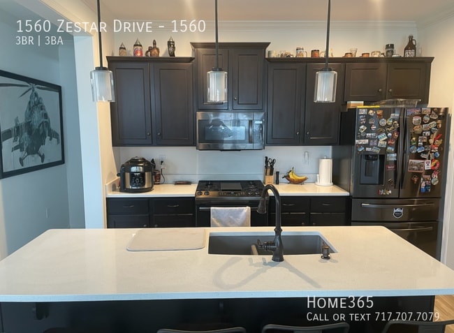 Building Photo - Stunning 3 Bedroom, 2.5 Bathroom Duplex Av...