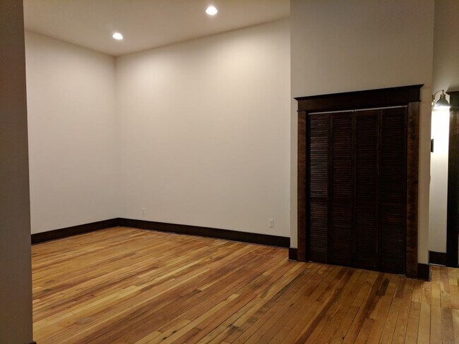 Foto del edificio - Historic Downtown Cle Elum Apartment right on the main street!