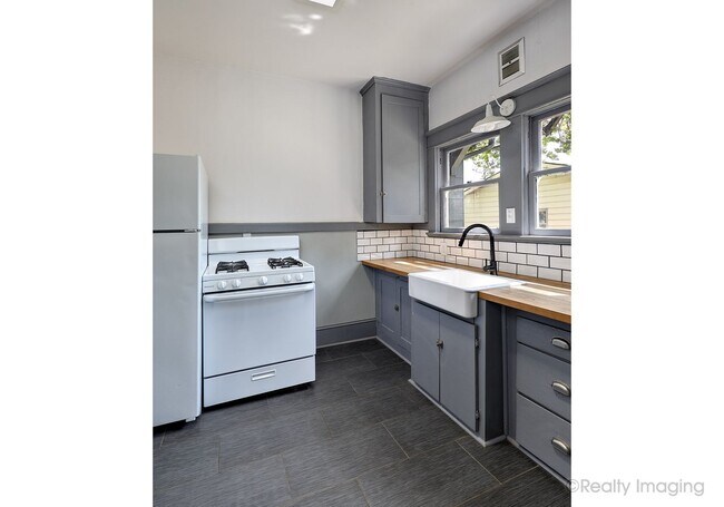 Foto del edificio - 6015-6017-6017 SE 99th Ave