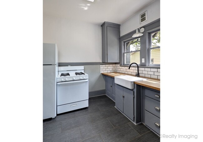 Building Photo - 6015-6017-6017 SE 99th Ave