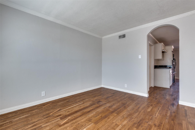 Building Photo - 5815 Royal Ln
