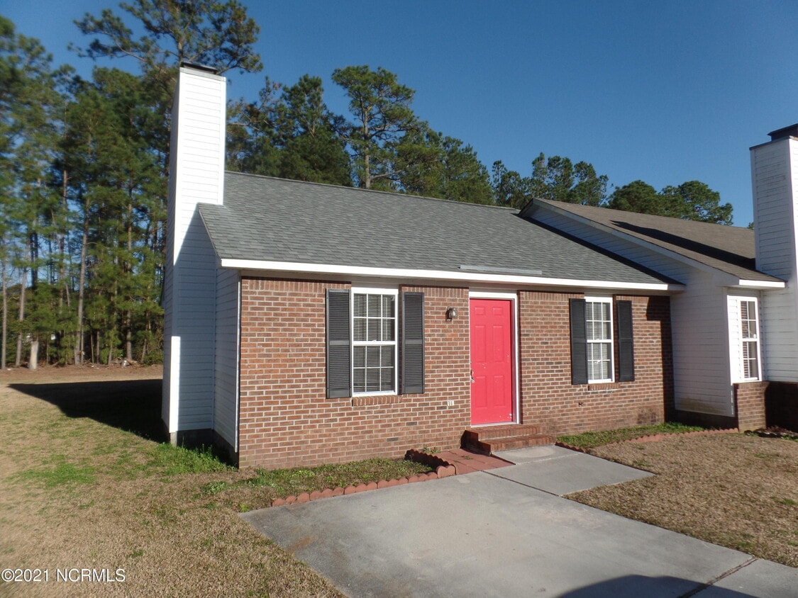 210 Live Oak Ct, Piney Green, NC 28544 Townhome Rentals in Piney