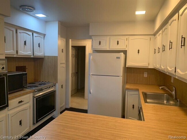 Foto del edificio - 42160 Woodward Ave