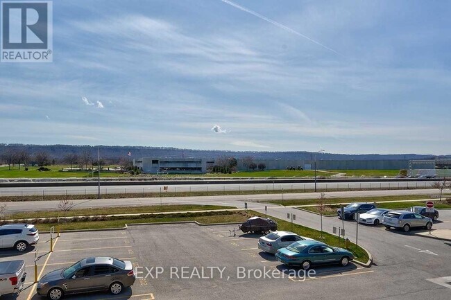 Photo du bâtiment - 520 N Service Rd