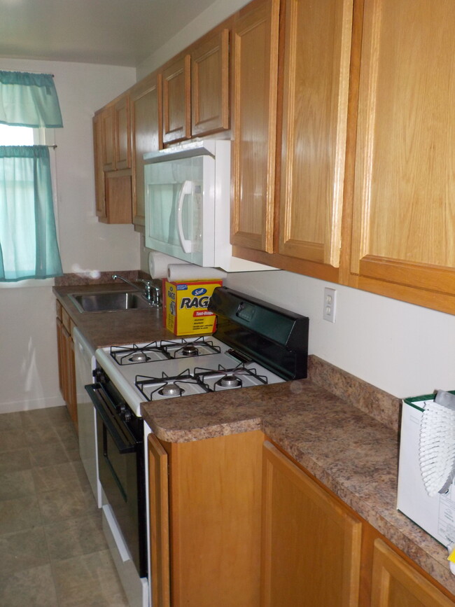 Kitchen with gas stove - 752 State St