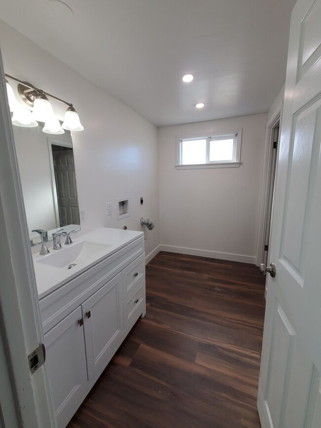 Building Photo - Nicely updated 2 bedroom/2bath condo