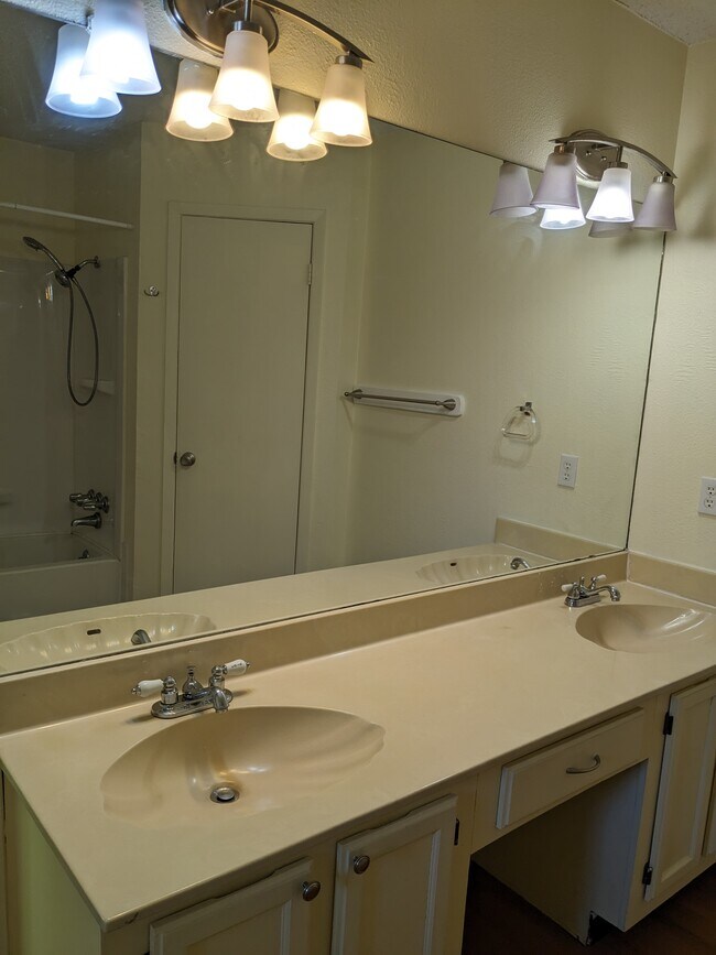 Foto del edificio - 9404 Marsh Dr