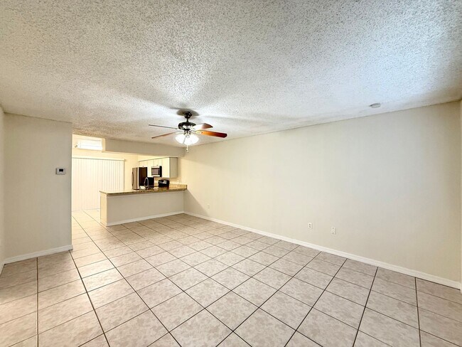 Building Photo - Two Bedroom, One Bathroom in Orlando - Pri...
