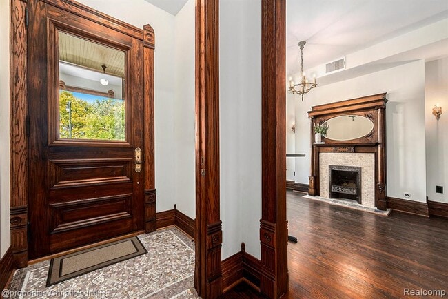 Building Photo - 701 W Canfield St