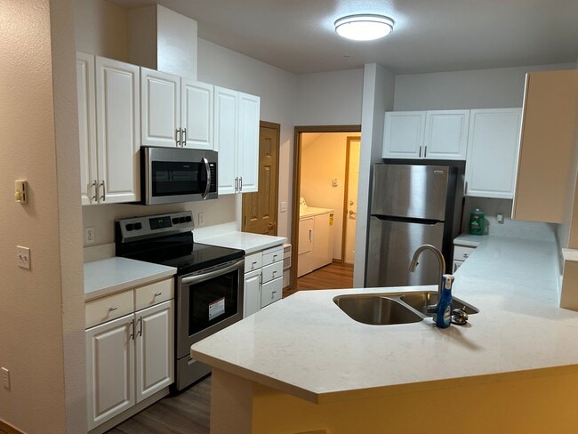 Foto del edificio - 3 Bed, 2 Bath Condo with in Cascade-Fairwood neighborhood of Renton, $2,925/month.