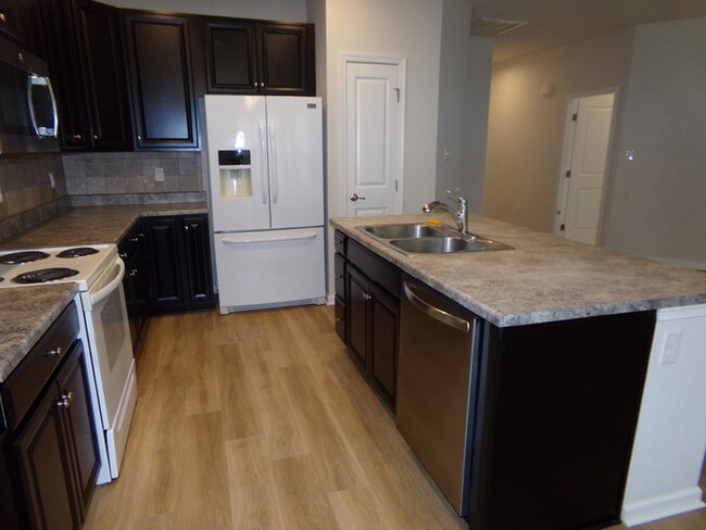 Building Photo - Beautiful Huber Heights 3 Bed 2 Bath Ranch!