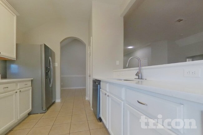 Building Photo - 5816 Greenmeadow Dr