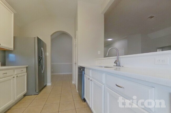 Foto del edificio - 5816 Greenmeadow Dr