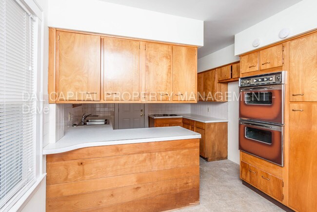 Building Photo - Combined 6 Bedroom 3 Bathroom Duplex Home