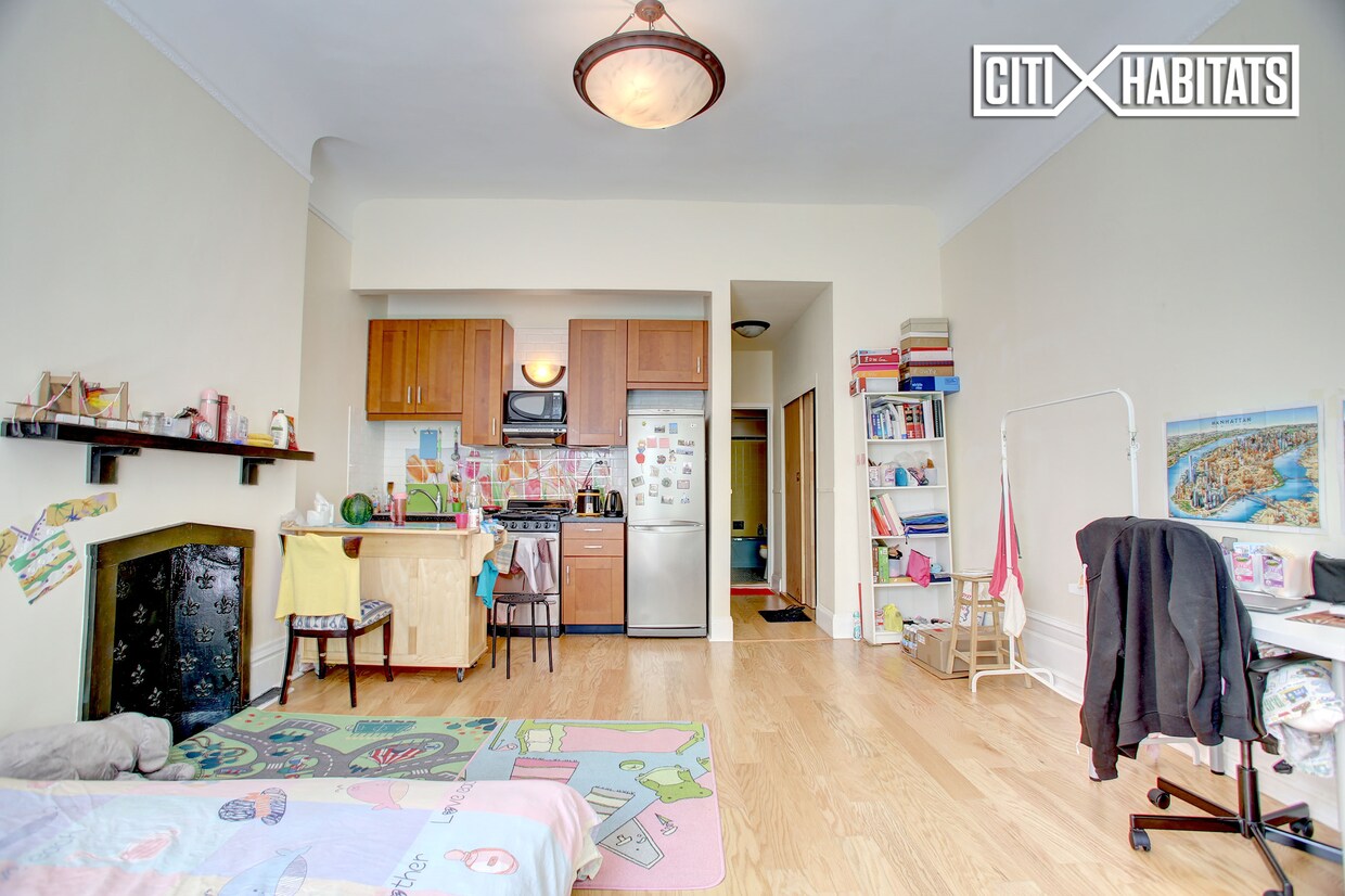 Building Photo - 309 W 84th St