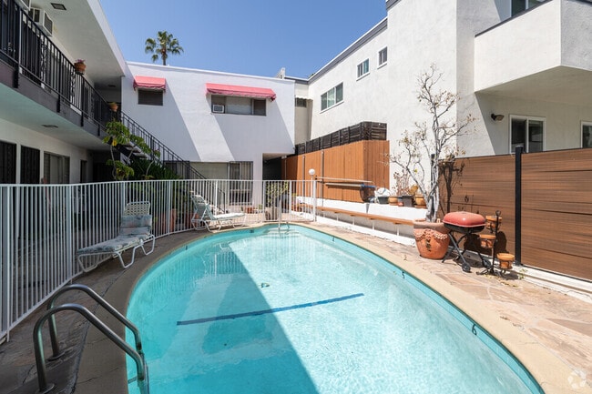 Building Photo - 1114 N Harper Ave