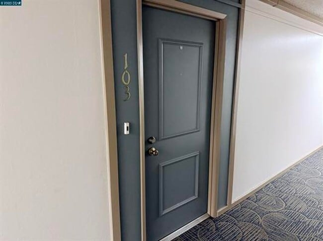 Building Photo - Great commute location close to downtown W...