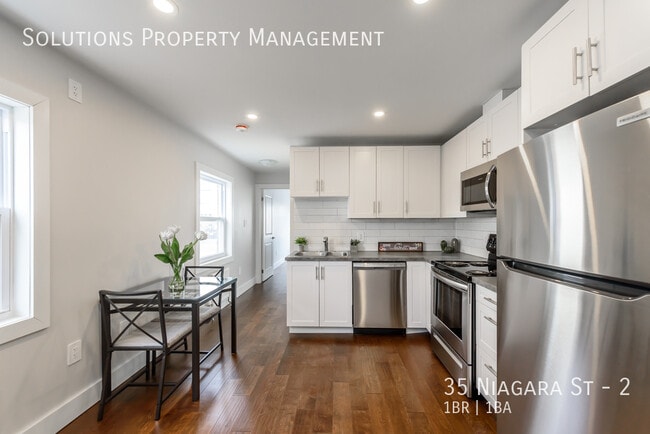 Building Photo - **Renovated 1 Bedroom Unit in Small Quiet ...