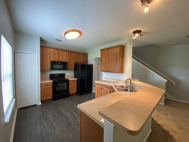 Building Photo - Stunning 3-Bedroom End Unit Townhouse with...