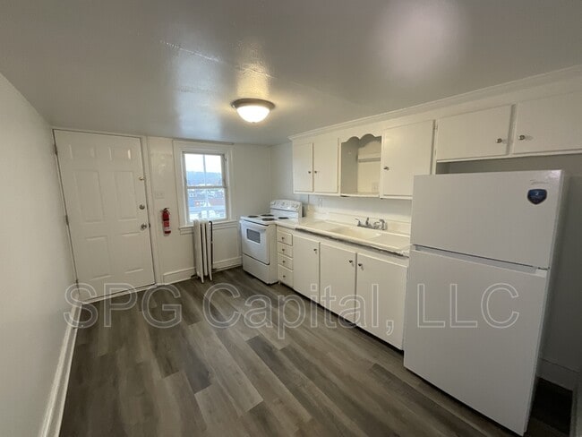 Building Photo - 934 W Princess St