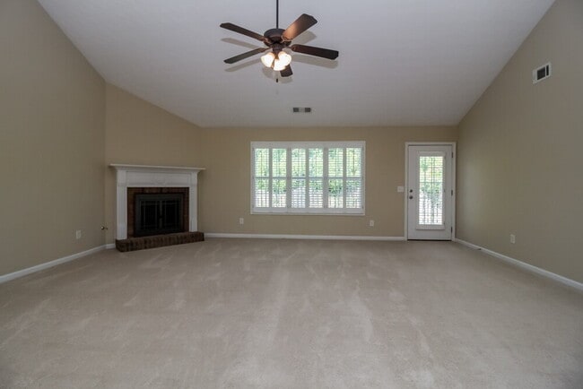 Building Photo - 111 Village Dr